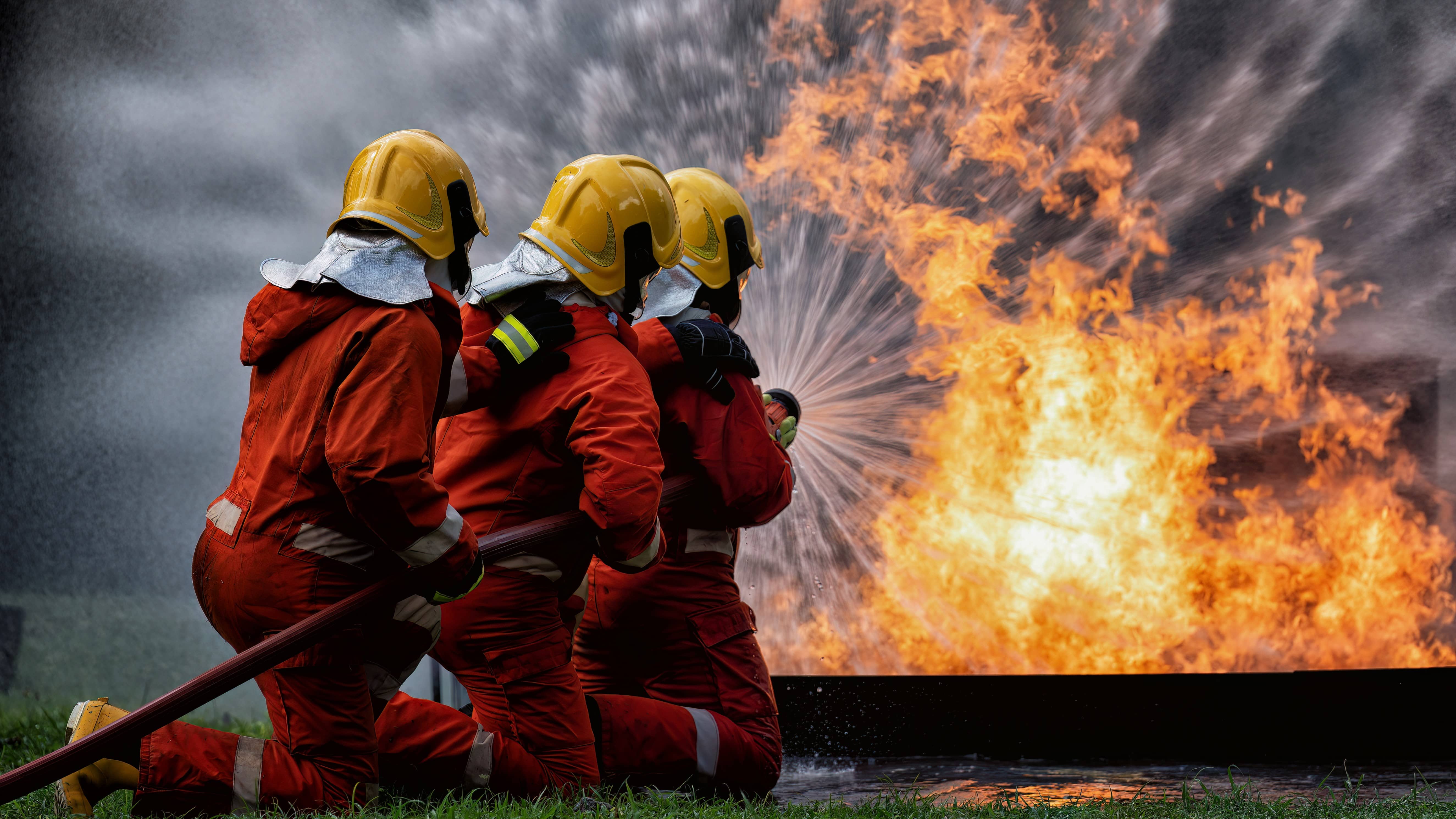 Vigili del Fuoco che spengono incendio
